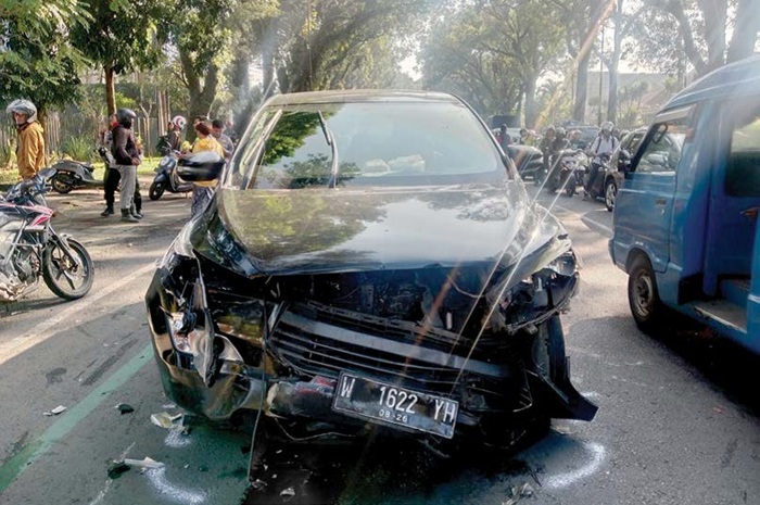 AKIBAT MENGANTUK: Bagian depan Toyota Innova ringsek setelah menabrak empat kendaraan di Jalan Ijen kemarin pagi. Kecelakaan terjadi karena sopir Innova mengantuk.