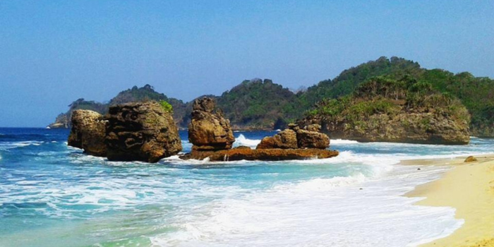 Foto pemandangan pantai Kondang Merak