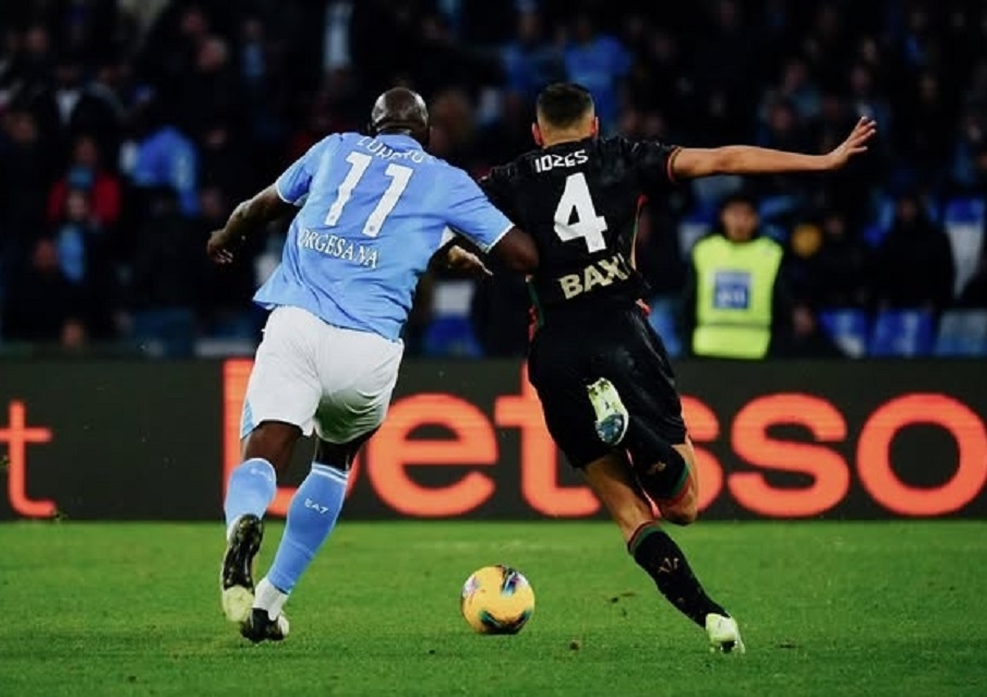 TANGGUH: Idzes saat berduel dengan Romelu Lukaku striker juara Serie A 2024/2025 Napoli.