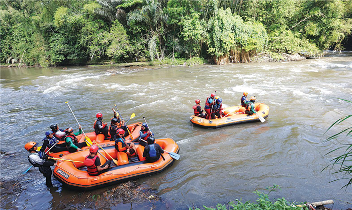 MENYEBAR: Pencarian bocah hanyut dilakukan tim gabungan hingga ke sungai di Desa Karangduren, Kecamatan Pakisaji, Kabupaten Malang, kemarin (17/6).