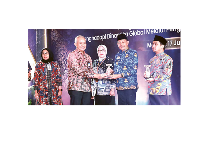 DIAPRESIASI: Advisor Kantor Perwakilan Bank Indonesia Provinsi Jawa Timur Ridzky Prihadi Tjahyanto menyampaikan penghargaan kepada Wali Kota Malang Wahyu Hidayat di Hotel Grand Mercure, kemarin (17/6)