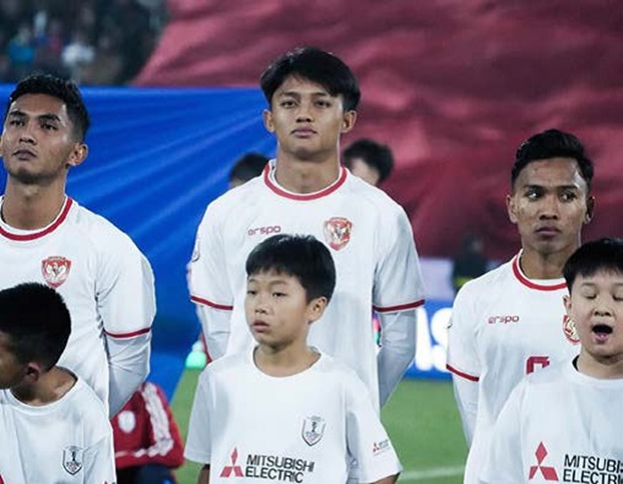BELA NEGARA: Achmad Maulana (tengah) dan Arkhan Fikri memperkuat Timnas Indonesia melawan Vietnam dalam ajang ASEAN Mitsubishi Electric Cup 2024 bulan Desember 2024 lalu.