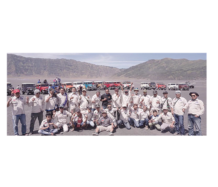 BERTAHAN TIGA DEKADE: Sejumlah Anggota Paguyuban Bromo Tengger Semeru Trans Operator 4x4 melakukan trip ke Gunung Bromo beberapa waktu lalu.