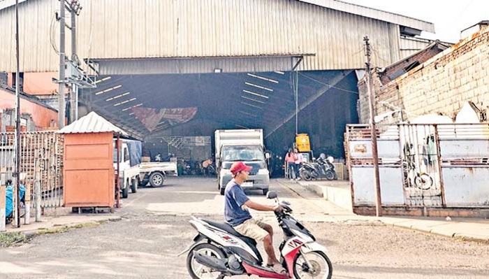 MANGKIR: Penampakan pasar buah di Jalan Tanjung Sari 77, Kota Surabaya, kemarin.