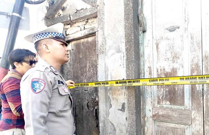 SEMPAT DILEPAS: Polisi memasang garis polisi di bangunan kosong Jalan Keputran kemarin (17/6).