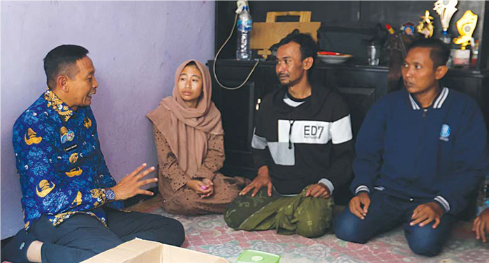 BERI PERHATIAN: Wali Kota Malang Wahyu Hidayat menemui kedua orang tua Nia Maulidia, kemarin.
