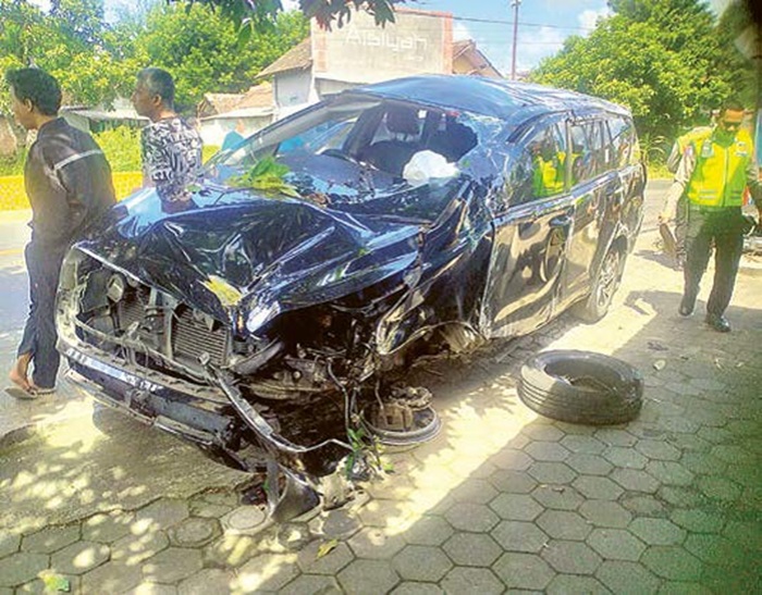 LAKA TUNGGAL: Mobil Toyota Kijang Innova dengan nopol N 1065 KO ringsek di tempat kejadian perkara (TKP) kemarin (17/6).