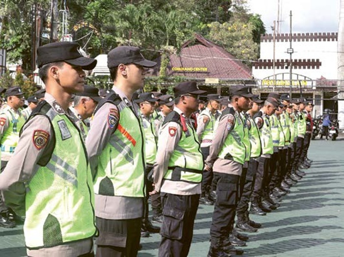 LINDUNGI WAPRES: Aparat kepolisian menggelar apel pengamanan di lapangan rampal, Kota Malang kemarin (17/6).
