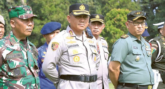 SIA GA: Kapolres Malang AK BP Danang Setiyo P. S. (tengah) mengikuti apel pengamanan di Lapangan Rampal.