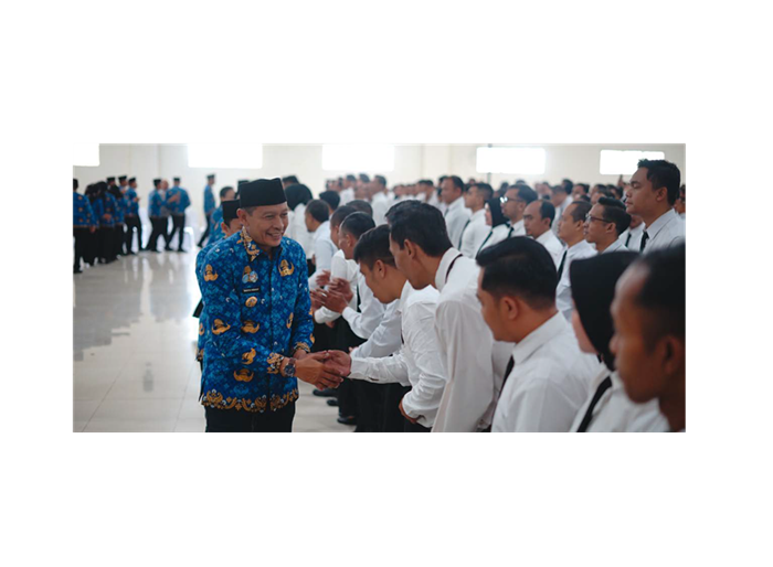BAHAGIA: Wali Kota Malang Wahyu Hidayat menyalami dan memberikan selamat kepada PPPK tahap I yang baru saja diangkat kemarin (17/6).