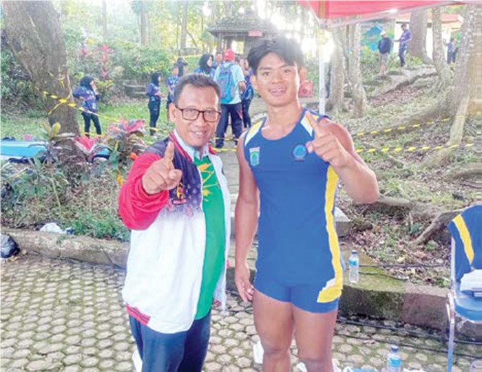 DEBUT BAGUS: Manajer Cabor Dayung Kabupaten Malang Erik Setyamiko dan Atlet Dayung Kabupaten Malang Roi Fitrawan (kanan) merayakan raihan medali emas di Porprov IX Jawa Timur kemarin.