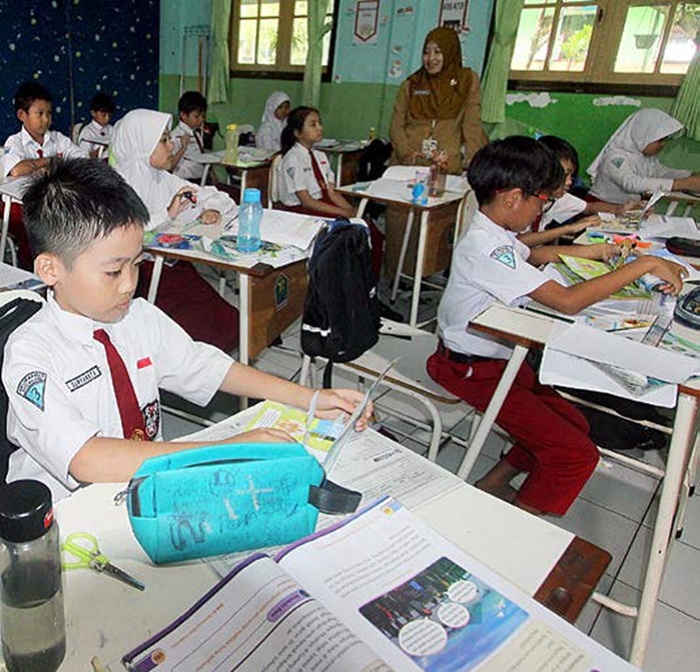 DAPAT BANTUAN PEMKOT: Sejumlah pelajar SDN 3 Lowokwaru mengikuti proses pembelajaran, kemarin (18/6).