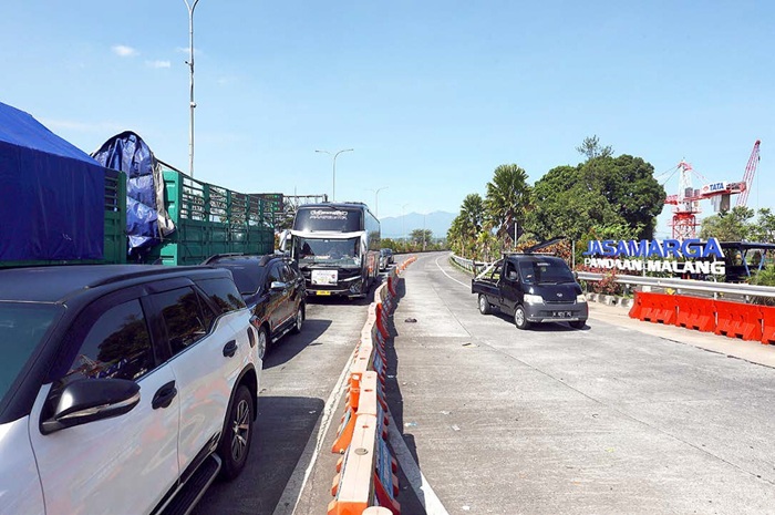 SUDAH DIEVALUASI: Sejumlah kendaraan melintas di exit tol Karanglo, kemarin (18/6). PT Jasamarga Tol Pandaan-Malang mulai menaikkan tarif untuk semua golongan.