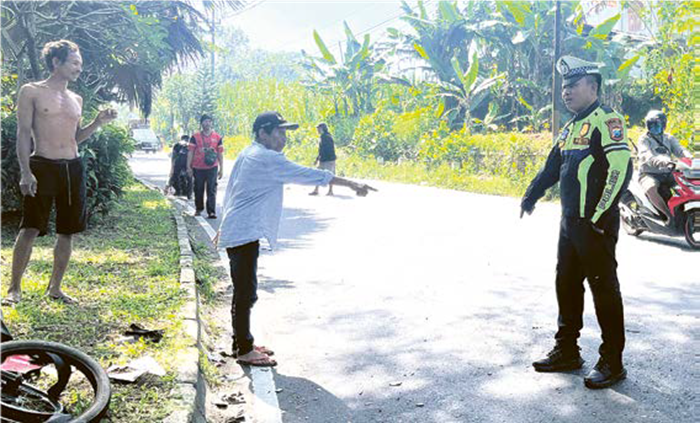 LAKA LANTAS: Petugas dari Satlantas Polres Malang melakukan olah TKP di Jalibar, Desa Ngadilangkung, Kecamatan Kepanjen kemarin (18/6)