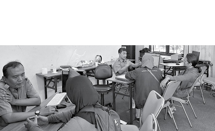 KONSULTA SI: Sejumlah wali murid mendatangi posko SPMB Disdikbud, kemarin. Banyak yang khawatir anaknya tidak diterima di jalur prestasi akademik.