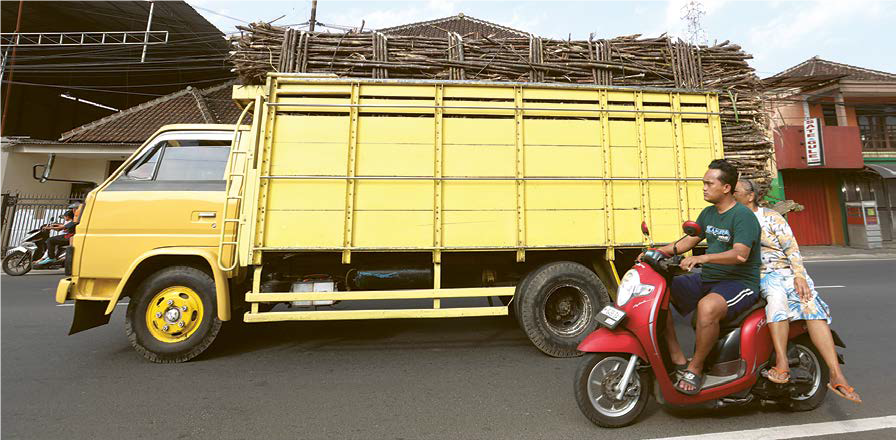 HARGA TINGGI: Truk mengangkut tebu untuk dikirim ke pabrik gula kemarin (18/6). Banyak petani tebu asal Malang yang memasok tebu ke PG di Kediri dan Blitar.