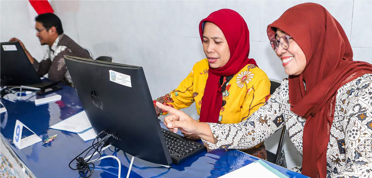 CEK SECARA ONLINE: Guru salah satu SMA di Surabaya melakukan verifikasi dokumen siswa yang mendaftar kemarin.