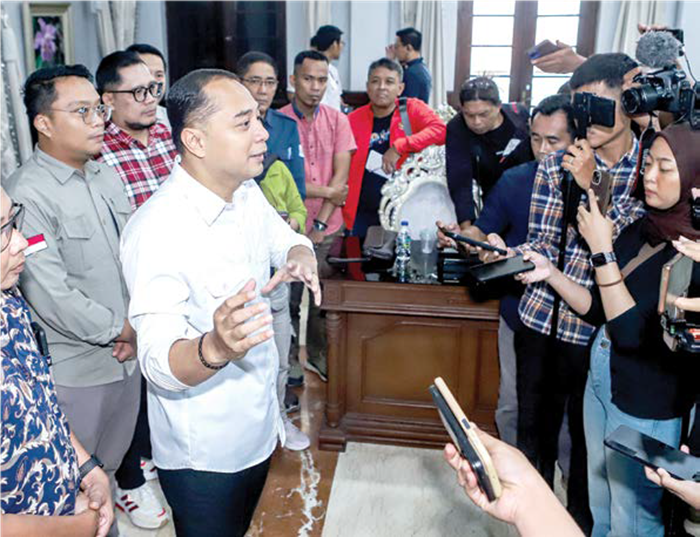 JUMPA PERS: Wali Kota Surabaya Eri Cahyadi (baju putih) menjawab pertanyaan dari awak media terkait polemik parkir minimarket kemarin.