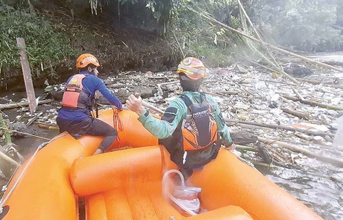 TERUS MENCARI: Unit Siaga SAR Malang Raya menyusuri Sungai Brantas mencari keberadaan Nia Maulidia. Hari ketiga, area pencarian diperluas hingga Bendungan Sengguruh.