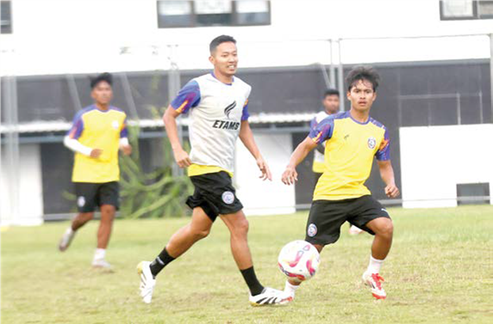 PERUBAHAN JADWAL: Dendi Santoso (kiri) berusaha mengontrol bola dalam sesi latihan di Lapangan Sepak Bola Universitas Brawijaya pada Senin lalu (16/6).