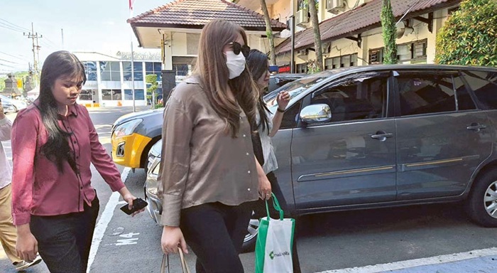 DIPERIKSA EMPAT JAM: QAR (depan) berjalan menuju ruang Satreskrim Polresta Malang Kota kemarin.