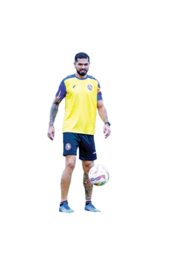 HARUS ABSEN: Julian Guevara melakukan passing dalam sesi latihan di Lapangan Sepak Bola Universitas Brawijaya pada Senin lalu (16/6).