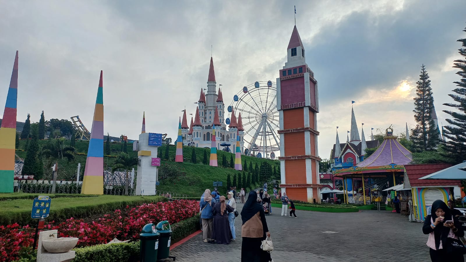 FAVORIT: Destinasi wisata Santerra de Laponte menjadi tujuan wisata favorit di Kabupaten Malang.