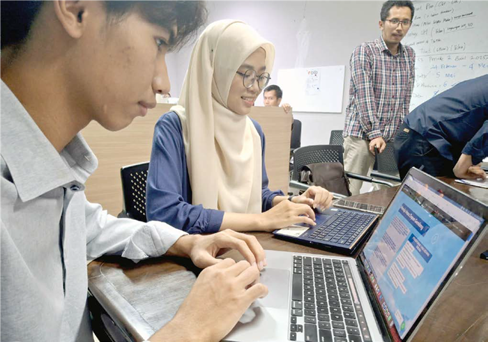 REGISTRASI: Dua calon mahasiswa baru UM menyelesaikan pendaftaran ulang secara online.
