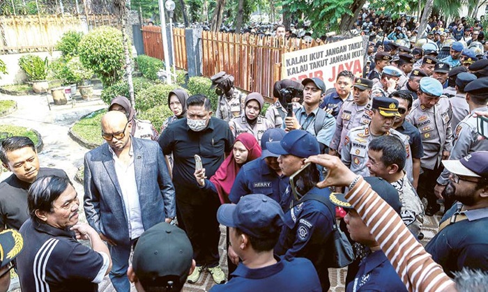 ALOT: Gabungan ormas berbaris menghadang juru sita PN Surabaya yang hendak mengeksekusi eks Rumdin TNI AL di Jalan dr Soetomo kemarin.