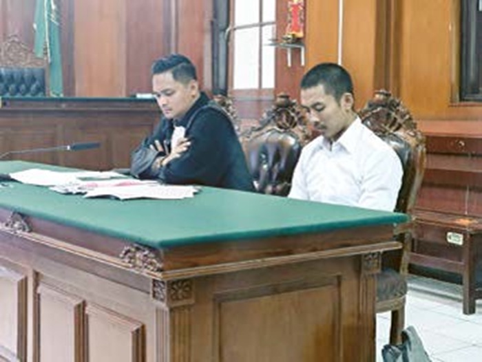 PERNAH DEKAT: Edbert Christianto mendengarkan keterangan Lidya Soeryadjaya dalam sidang di Pengadilan Negeri Surabaya kemarin (19/6).