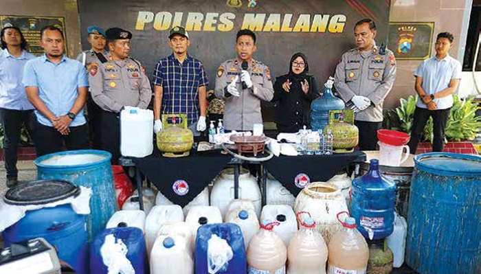 DIAMANKAN: Wakapolres Malang Kompol Bayu Halim Nugroho (tengah) membeber barang bukti berupa trobas dan peralatan yang digunakan pelaku untuk berproduksi.