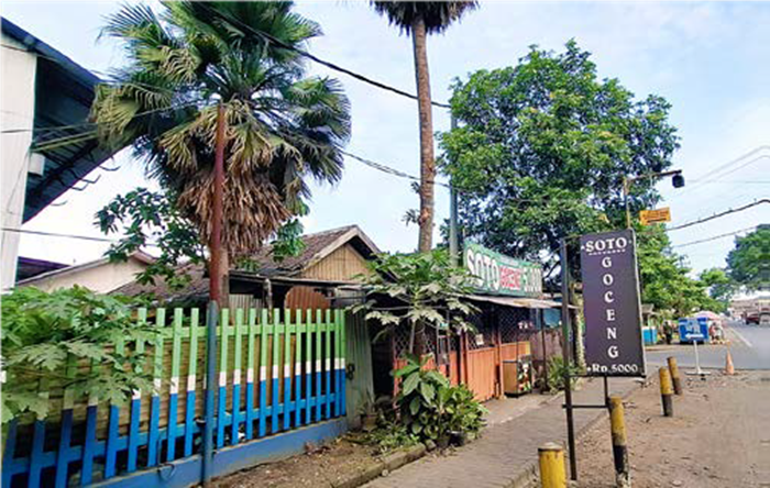BERUBAH WUJUD: Penampakan bekas bangunan Halte Trem Krebet yang sekarang berganti fungsi menjadi warung Soto Goceng.