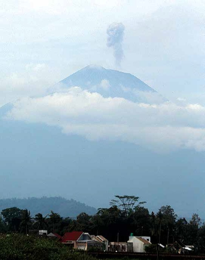 STATUS WASPADA: Letupan abu vulkanik di puncak gunung Semeru terbawa angin ke arah barat, sehingga mengakibatkan hujan abu di sebagian wilayah Kabupaten Malang.