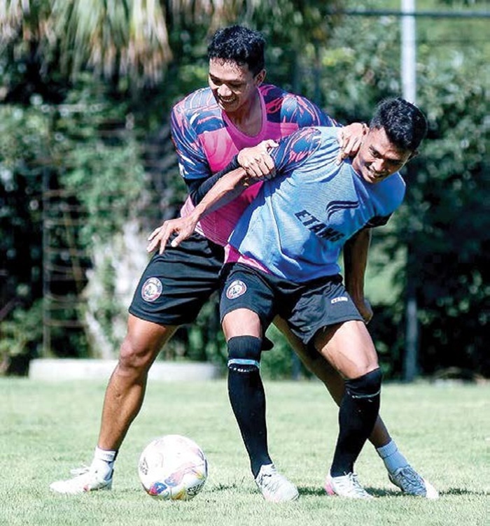 RASAKAN MANFAAT: Achmad Figo (kiri) menempel ketat Dedik Setiawan dalam sesi latihan di Lapangan Sepak Bola Universitas Brawijaya pada Rabu lalu (18/6).