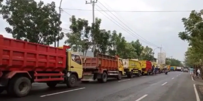 Foto gelaran aksi demo sopir truk