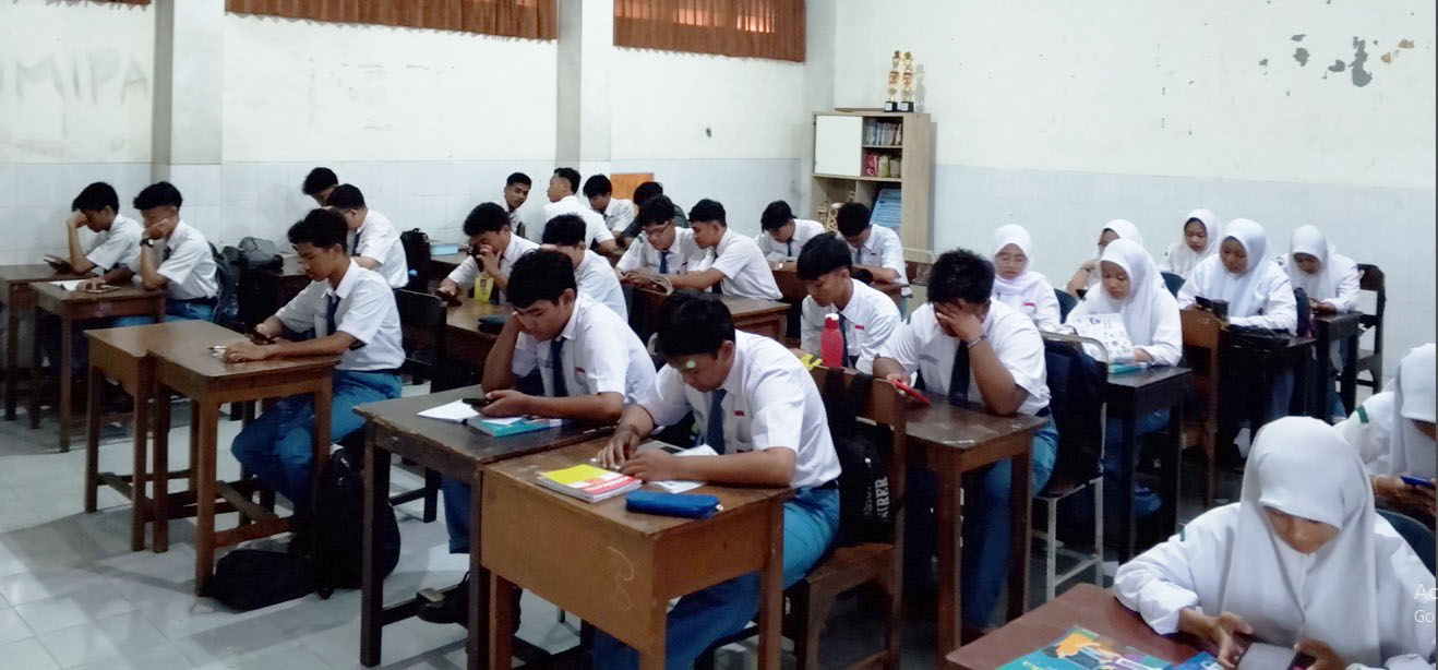PERKUAT LITERASI : Pembiasaan literasi siswa dengan membaca buku dan berita bersama di SMAN 2 Kota Malang.