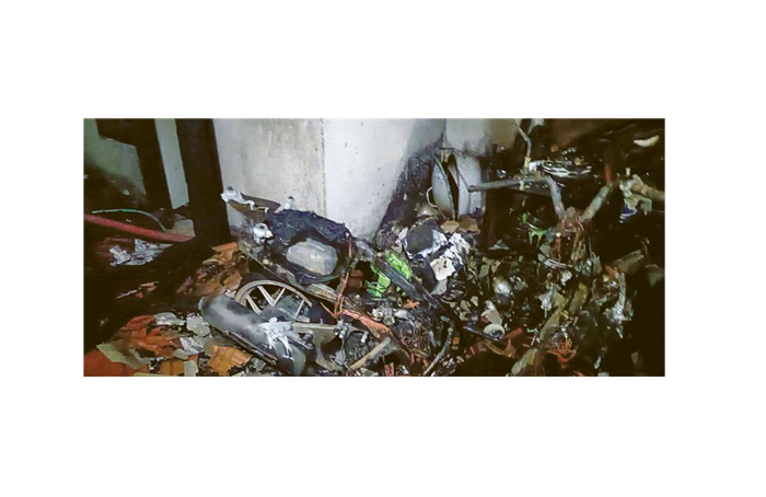 TINGGAL RANGKA: Kondisi Honda Vario di dalam rumah yang terbakar di Desa Kloposepuluh, Sukodono, Kamis (19/6) malam.