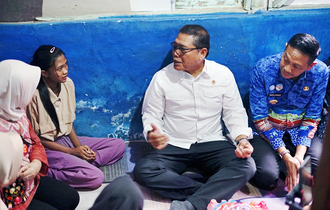 BERI MOTIVASI: Kepala Staf Presiden (KSP) RI AM Putranto (baju putih) didampingi Wali Kota Malang Wahyu Hidayat (kanan) mengunjungi salah satu calon pelajar sekolah rakyat di Kelurahan Polehan, kemari