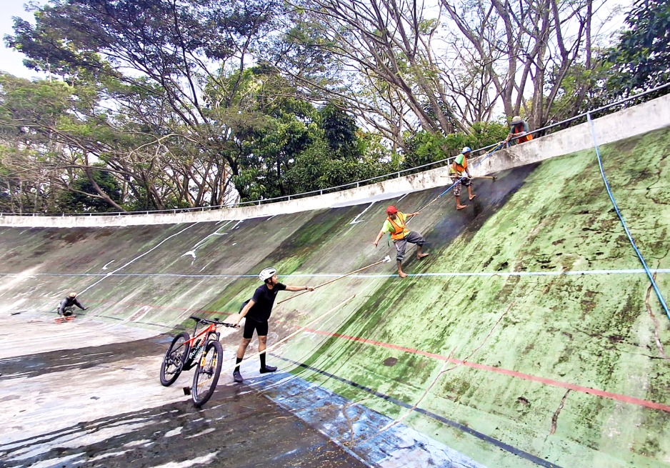 SEMPAT TERKENDALA: Proses pembersihan kerak dilakukan di velodrome, kemarin (20/6). Setelah itu, pemkot bakal melakukan pengecatan untuk memperhalus bagian lintasan.