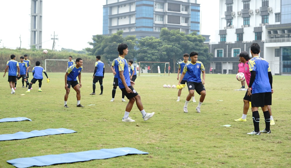 UJI COBA: Pemain trial Arema FC Razzaa Fachrezi (tengah) mengikuti sesi latihan rondo tim di Lapangan Sepak Bola Universitas Brawijaya kemarin.