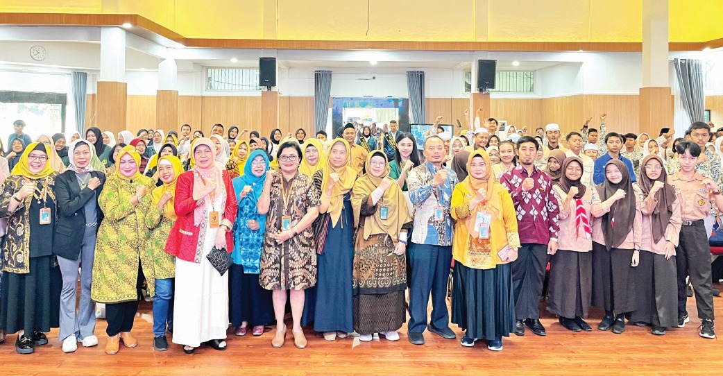 GAET MABA: Plt Direktur Poltekkes Kemenkes Malang Afnani Toyibah foto bersama dosen dan siswa SMA/SMK se-Malang Raya dalam open house bertajuk Kenali Lebih Dekat, Yakinkan Pilihan Masa Depan di halama