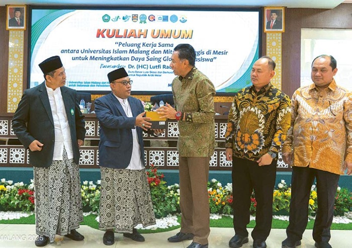 PERKUAT KERJA SAMA: Rektor Unisma Rektor Unisma Prof Dr H Junaidi Mistar PhD (dua dari kiri) memberikan cenderamata ke Duta Besar RI untuk Republik Arab Mesir Dr (HC) Lutfi Rauf MA.