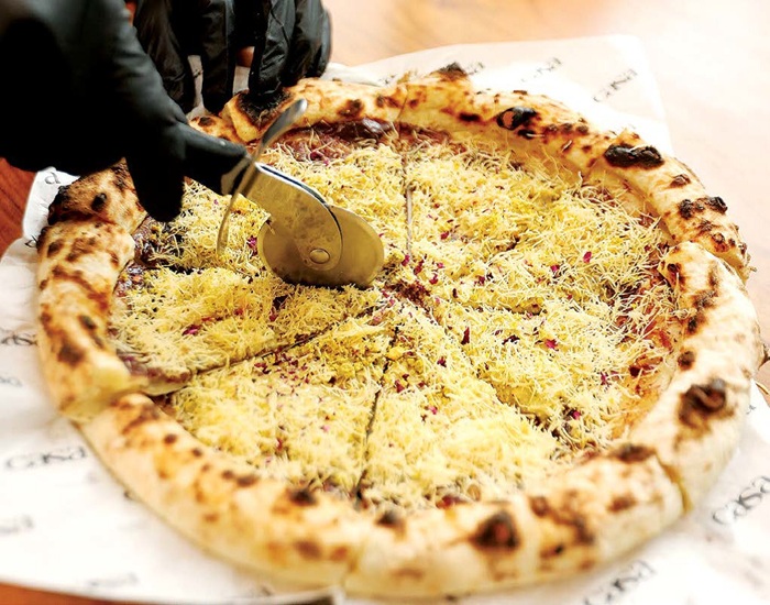 PADUAN SEMPURNA: Sweet Pizza dari Casa de Pattiseri memiliki topping penuh dengan cita rasa manis.