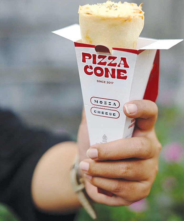 BERBEDA : Tampilan Pizza Cone yang dikemas seperti contong es krim menjadi daya tarik konsumen.