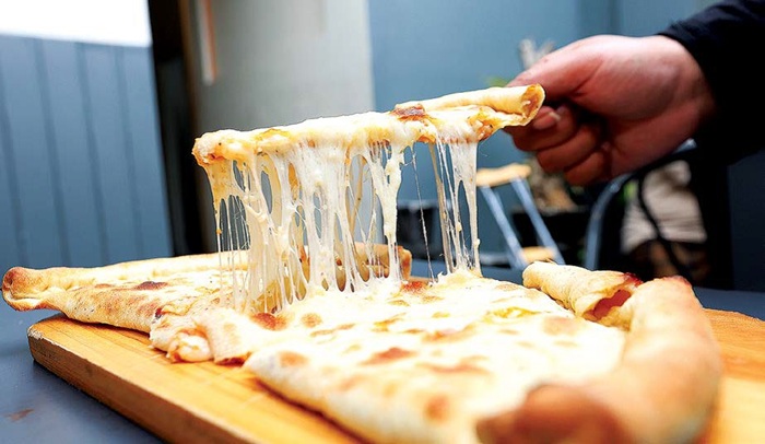 MENGGUGA H SELERA: Pizza Combi menyuguhkan sajian pizza dengan satu loyang memakai empat jenis keju berbeda.