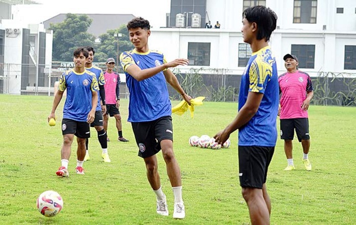 HARUS BERSABAR: Muhammad Dimas (tiga dari kanan) mengikuti sesi latihan tim senior Arema FC di Lapangan Universitas Brawijaya pada Jumat lalu (20/6).