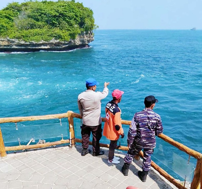 SATU KORBAN HILANG: Pengamatan dilakukan petugas gabungan di pinggir Pantai Ungapan, di Desa Gajahrejo, Kecamatan Gedangan, kemarin siang (21/6).