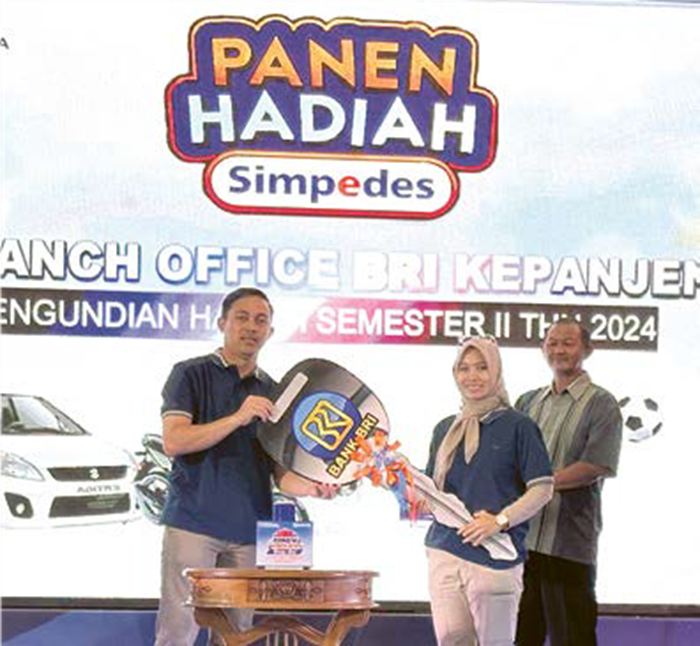 GRAND PRIZE: Pimpinan BRI KC Kepanjen memberikan hadiah mobil kepada salah satu nasabah.