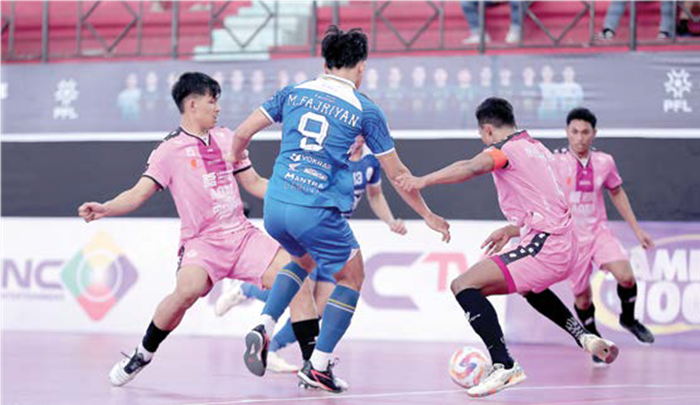 KEMBALI BERTEMU: Armia Zainul (kiri) dan Ikhsani Fajar mengepung pemain Pangsuma FC dalam PFL Seri Surabaya di GOR UNESA pada Sabtu lalu (21/6).
