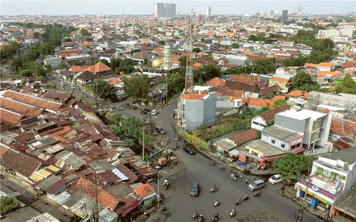 BAKAL DITATA: Kendaraan roda dua dan empat melintas di Jalan Pacar Keling kemarin. Dishub mulai menyiapkan skema manajemen lalin baru di sana.